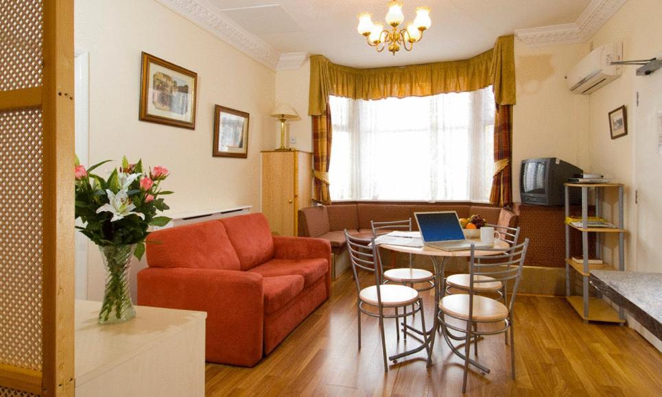 Wat zijn de beste hotels in de buurt van Basildon Park? Reading Kamer foto